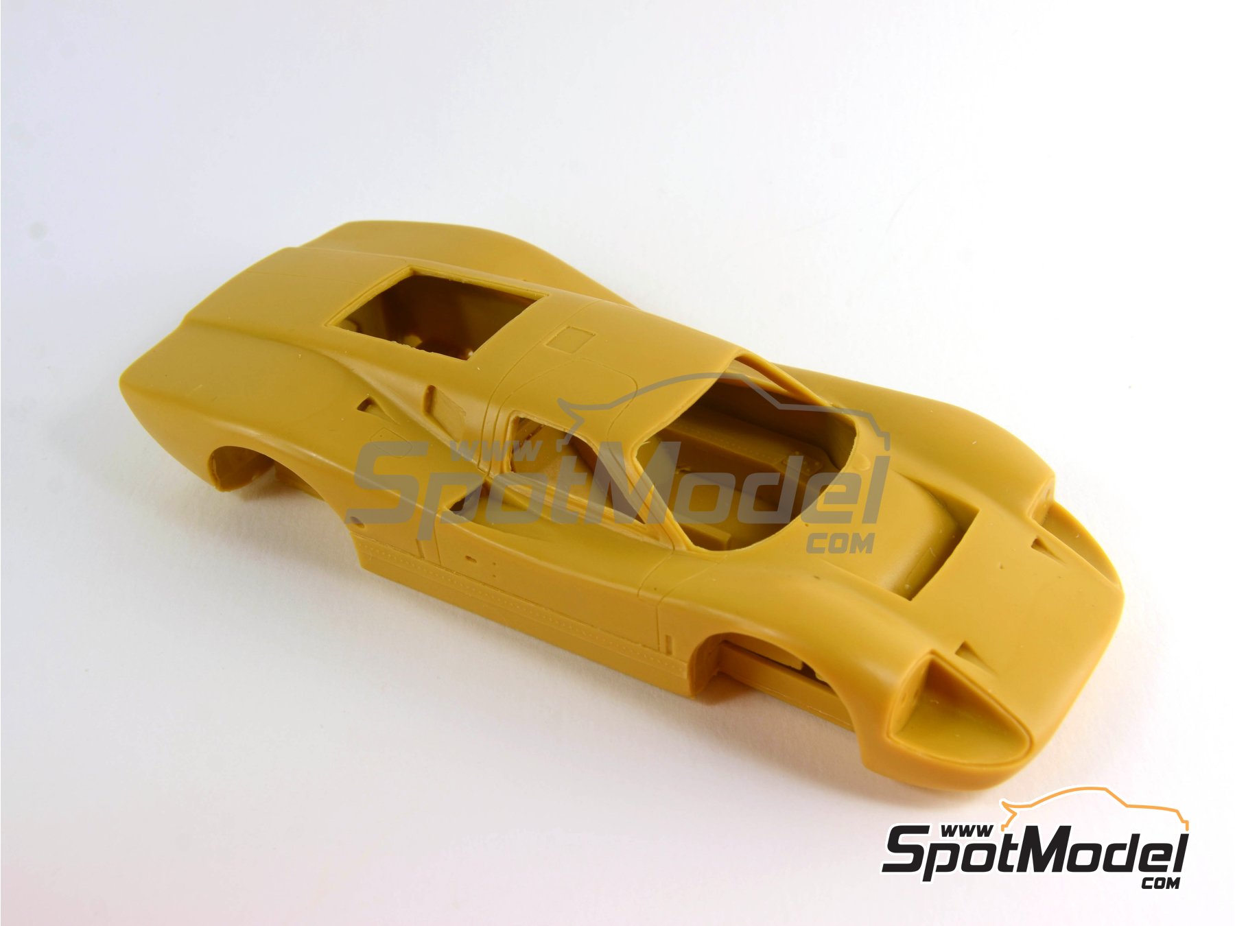 Image 3: Ford GT40 Mk IV Shelby American Team - 24 Hours Le Mans 1967 | Car scale model kit in 1/24 scale manufactured by Renaissance Models (ref. 24-16, also 24/16)