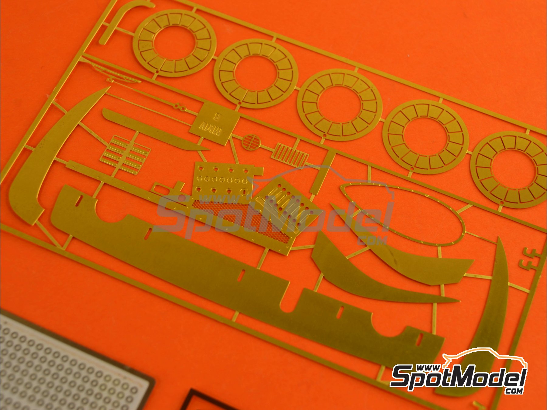 Image 7: Ford GT40 Mk IV Shelby American Team - 24 Hours Le Mans 1967 | Car scale model kit in 1/24 scale manufactured by Renaissance Models (ref. 24-16, also 24/16)