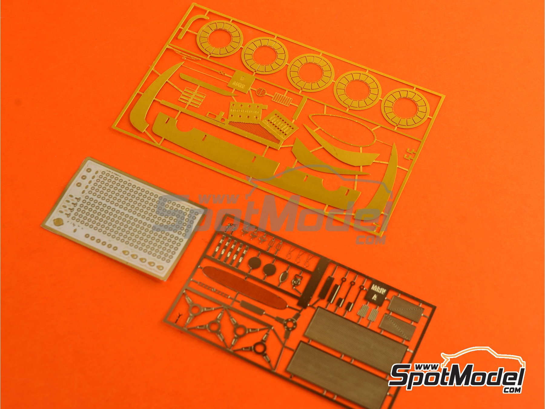 Image 10: Ford GT40 Mk IV Shelby American Team - 24 Hours Le Mans 1967 | Car scale model kit in 1/24 scale manufactured by Renaissance Models (ref. 24-16, also 24/16)