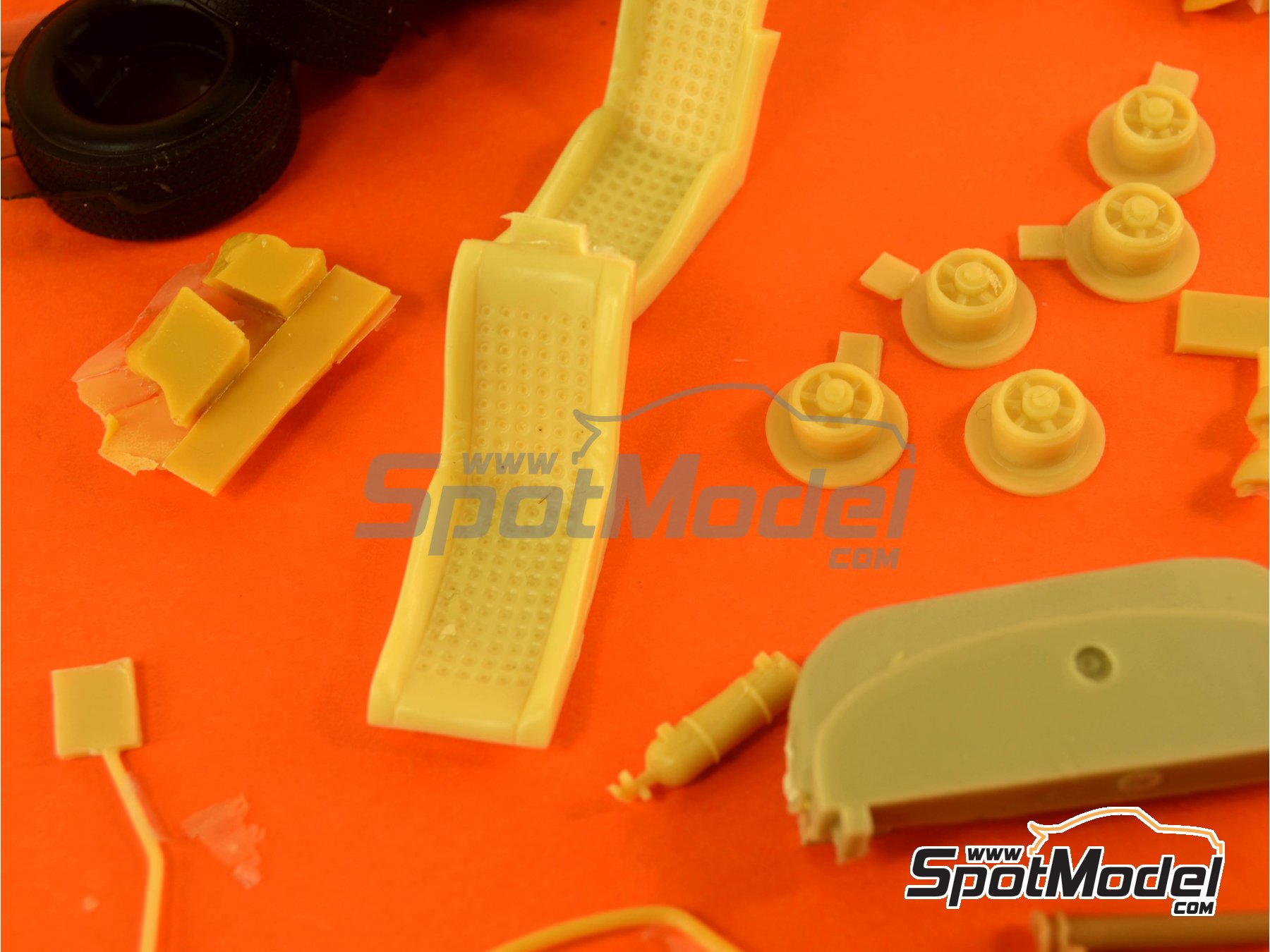 Image 17: Ford GT40 Mk IV Shelby American Team - 24 Hours Le Mans 1967 | Car scale model kit in 1/24 scale manufactured by Renaissance Models (ref. 24-16, also 24/16)