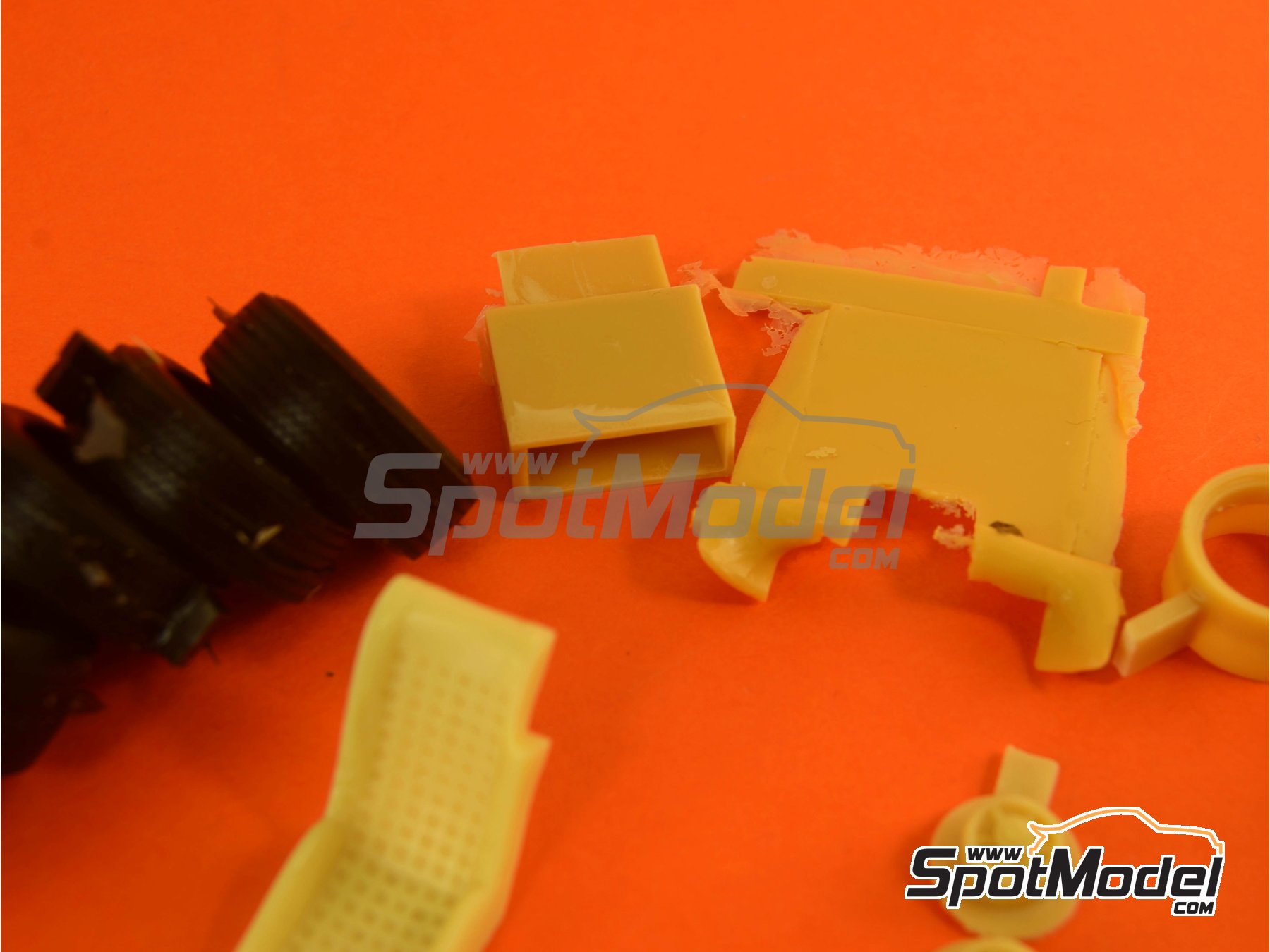 Image 21: Ford GT40 Mk IV Shelby American Team - 24 Hours Le Mans 1967 | Car scale model kit in 1/24 scale manufactured by Renaissance Models (ref. 24-16, also 24/16)