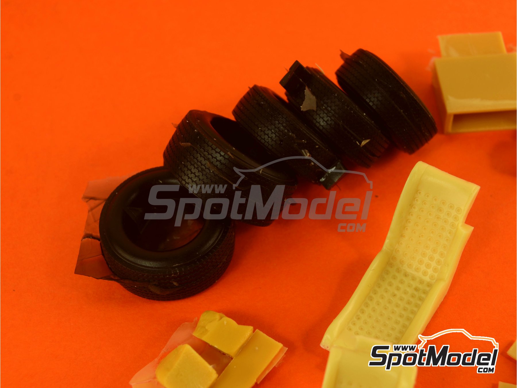 Image 22: Ford GT40 Mk IV Shelby American Team - 24 Hours Le Mans 1967 | Car scale model kit in 1/24 scale manufactured by Renaissance Models (ref. 24-16, also 24/16)