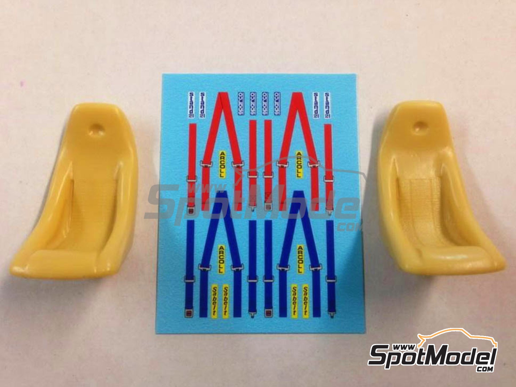 Image 1: Mod'Plastia bucket seat with harnesses | Seat in 1/24 scale manufactured by Renaissance Models (ref. 24BAQ2)