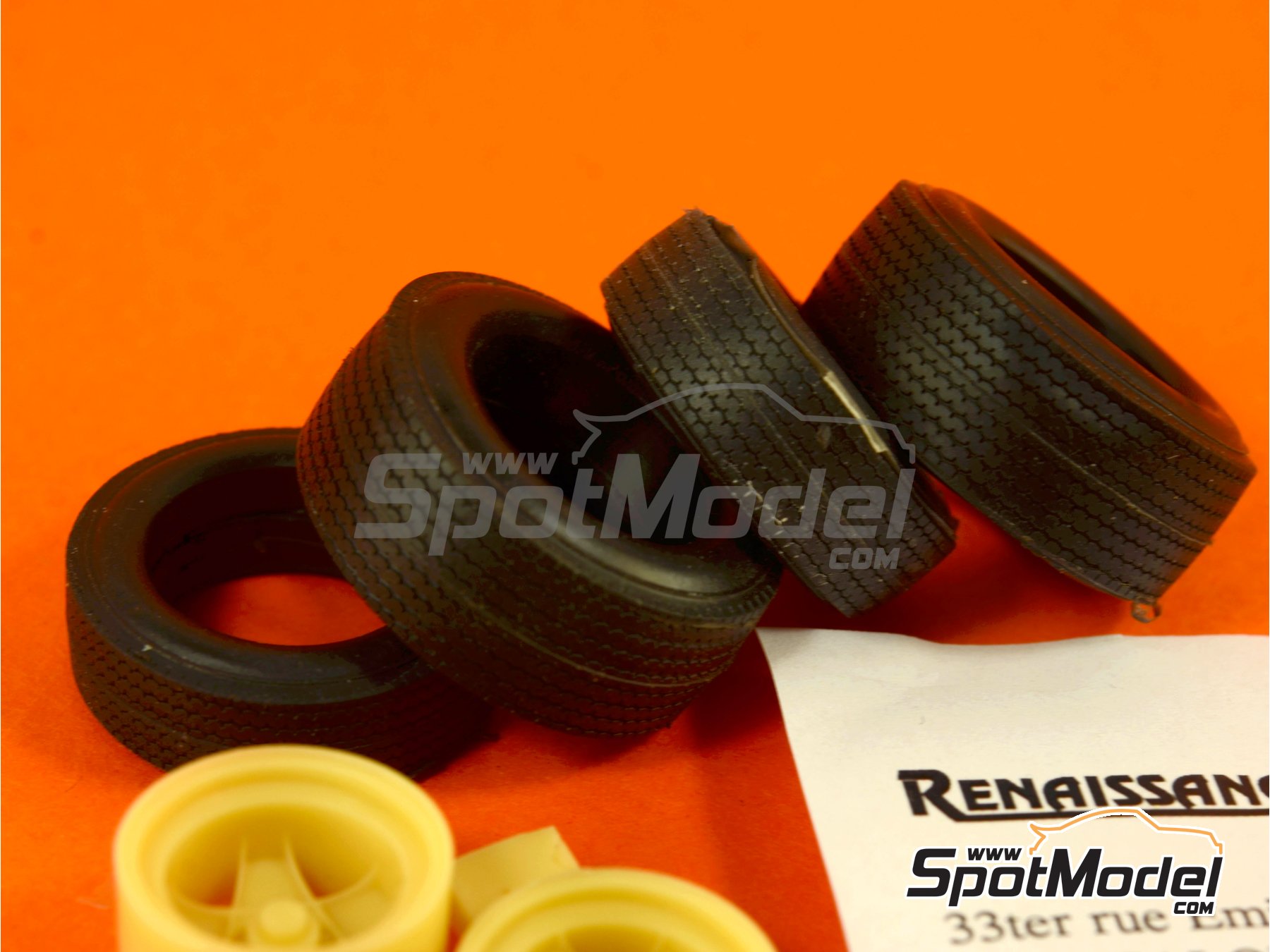 Image 1: Campagnolo 15 inches | Rims and tyres set in 1/24 scale manufactured by Renaissance Models (ref.&nbsp;24CAMP4)