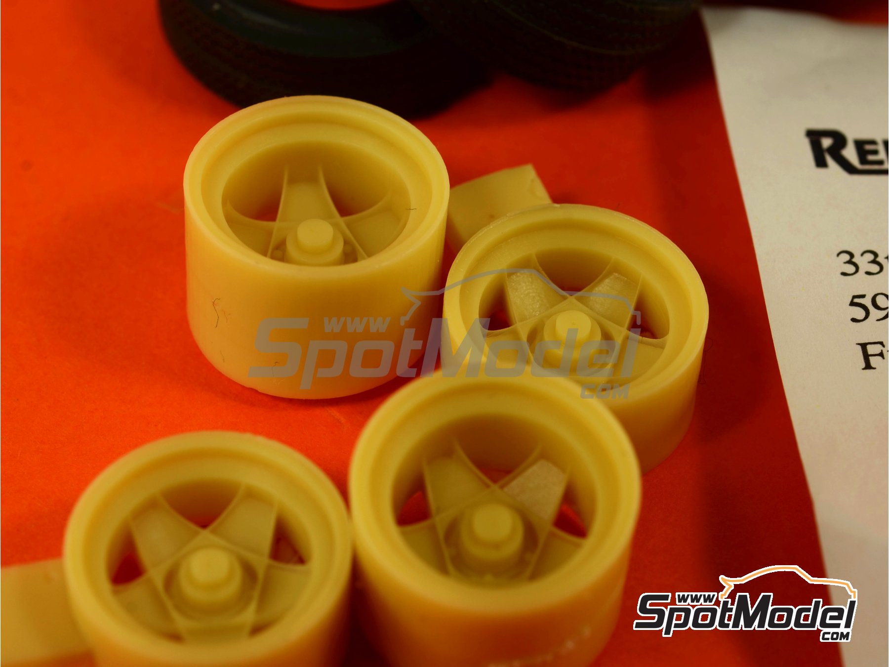 Image 2: Campagnolo 15 inches | Rims and tyres set in 1/24 scale manufactured by Renaissance Models (ref.&nbsp;24CAMP4)