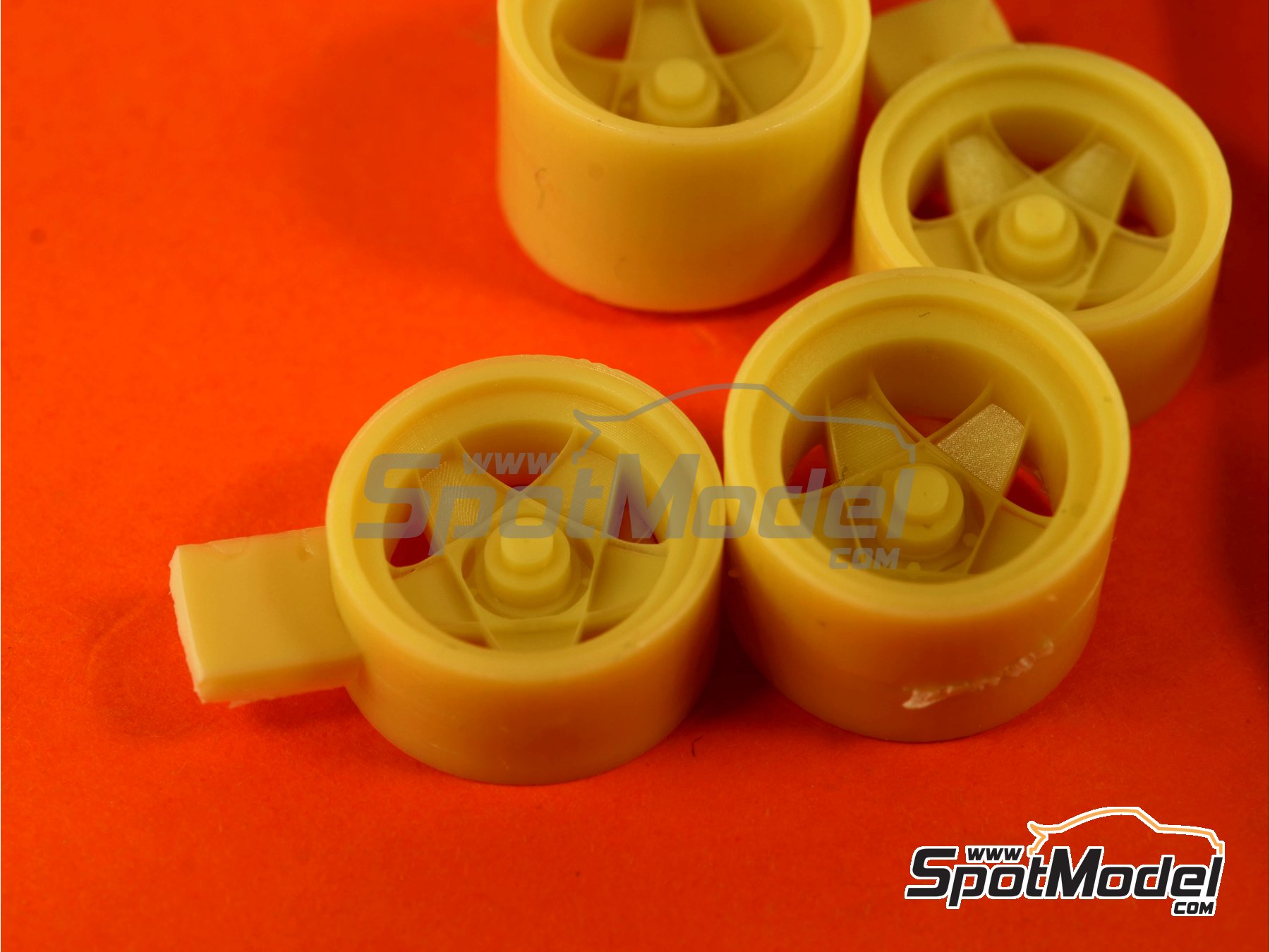 Image 3: Campagnolo 15 inches | Rims and tyres set in 1/24 scale manufactured by Renaissance Models (ref.&nbsp;24CAMP4)