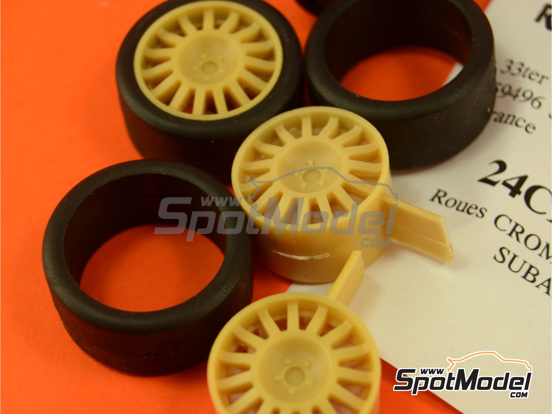 Image 2: Llanta cromodora de 5 tuercas y 18 pulgadas con neumáticos lisos | Set de llantas y neumáticos en escala 1/24 fabricado por Renaissance Models (ref. 24CROM5)