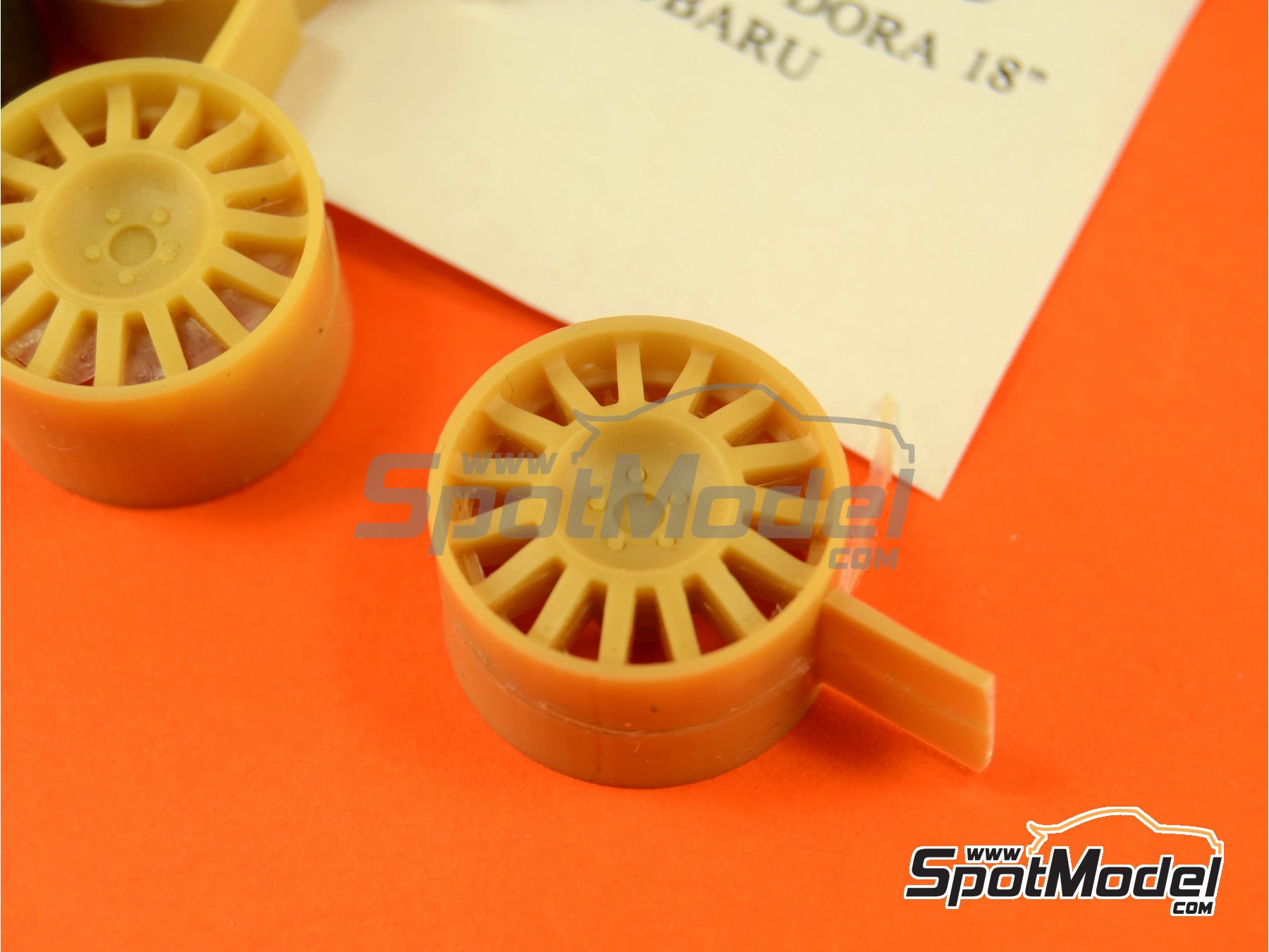 Image 3: Llanta cromodora de 5 tuercas y 18 pulgadas con neumáticos lisos | Set de llantas y neumáticos en escala 1/24 fabricado por Renaissance Models (ref. 24CROM5)