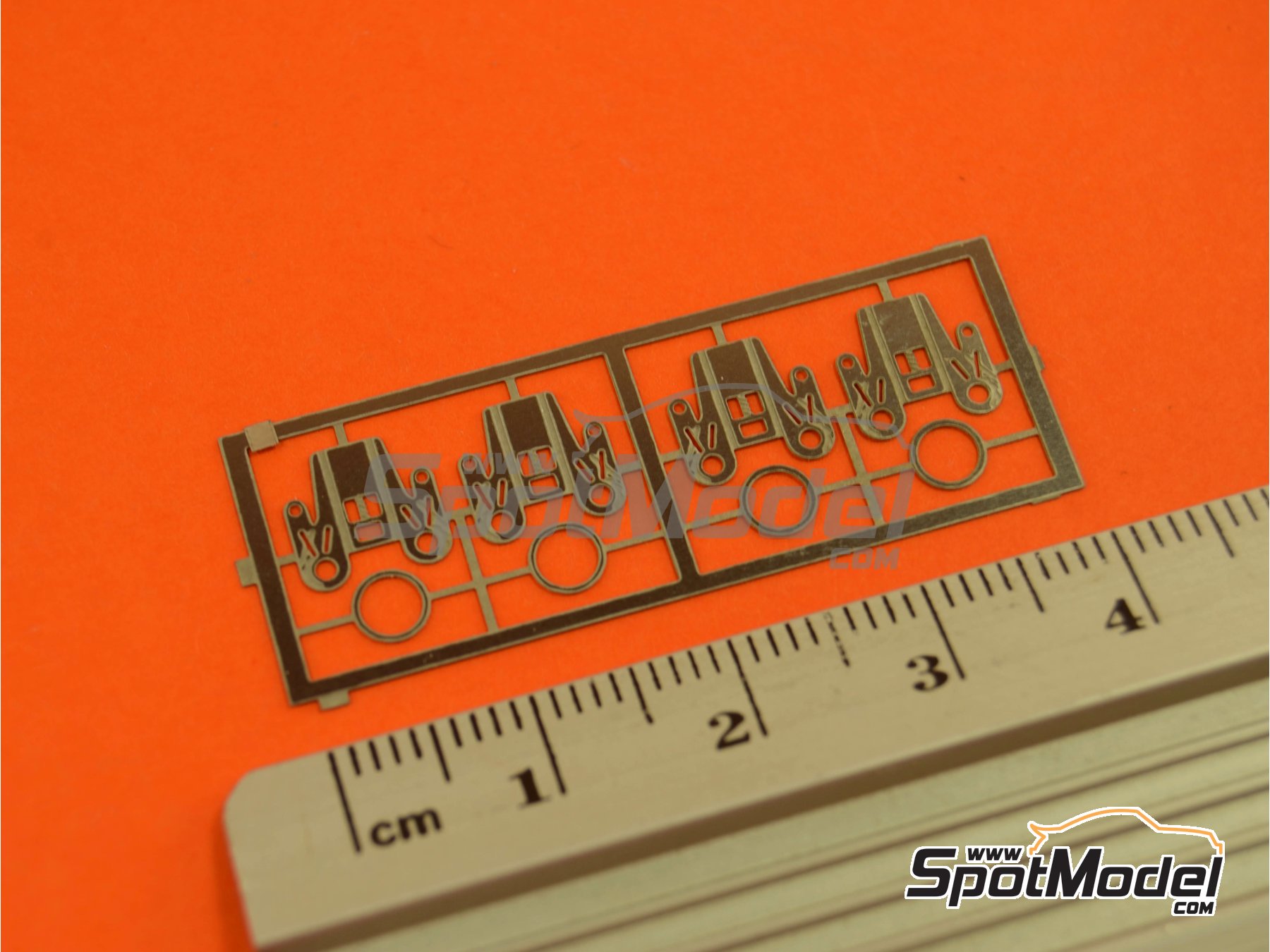 Image 3: Gancho de cierre para rueda de repuesto | Detalle en escala&nbsp;1/24 fabricado por Renaissance Models (ref.&nbsp;24CS)