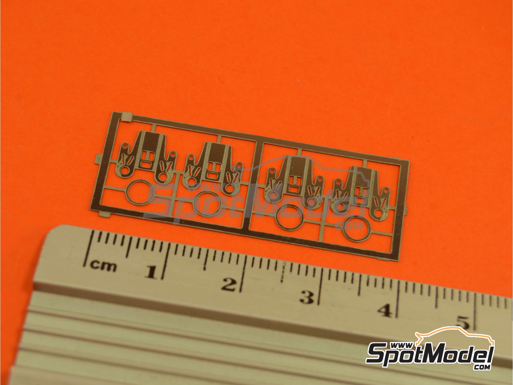 Image 4: Gancho de cierre para rueda de repuesto | Detalle en escala&nbsp;1/24 fabricado por Renaissance Models (ref.&nbsp;24CS)