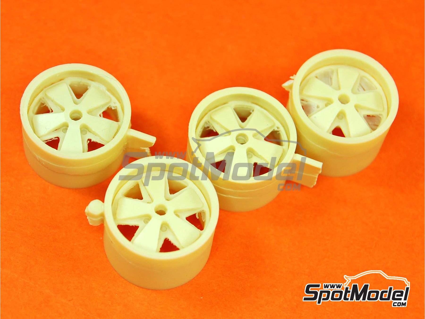 Image 2: Fuchs de pista con neumatico liso tipo slick | Set de llantas y neumáticos en escala 1/24 fabricado por Renaissance Models (ref. 24FUCHSS)