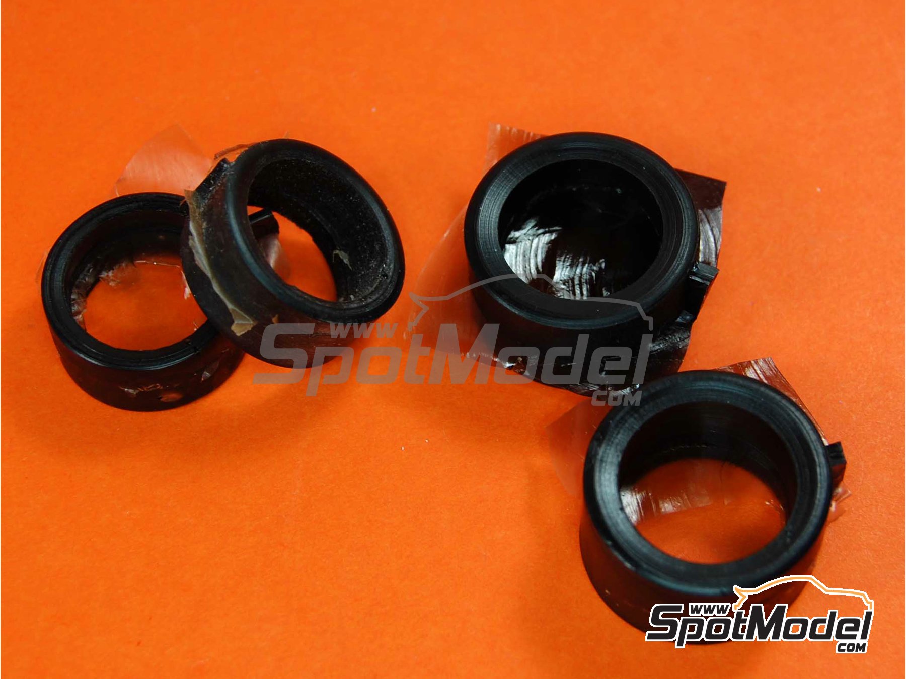 Image 3: Fuchs de pista con neumatico liso tipo slick | Set de llantas y neumáticos en escala 1/24 fabricado por Renaissance Models (ref. 24FUCHSS)