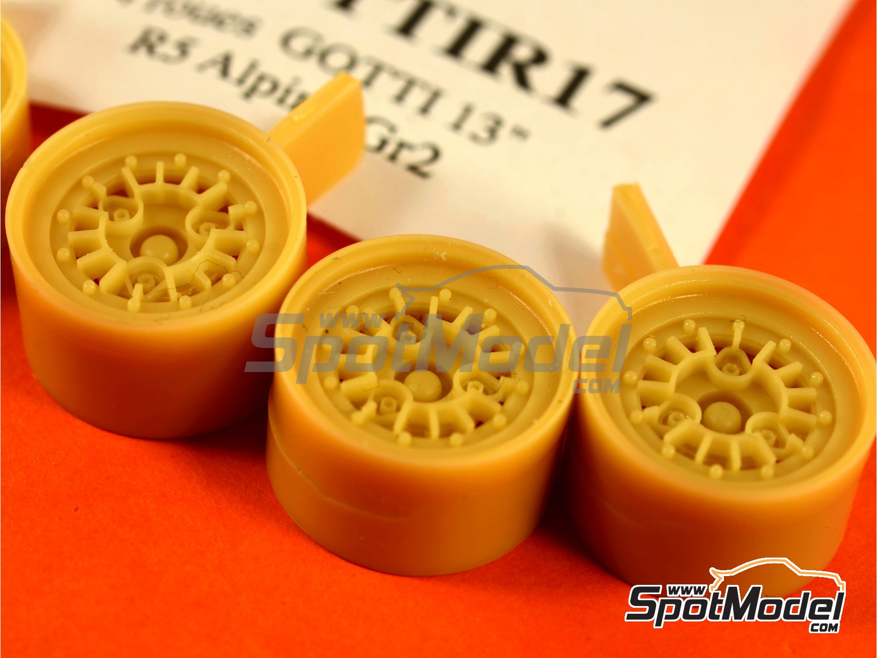 Image 2: Gotti R17 13 pulgadas | Set de llantas y neumáticos en escala 1/24 fabricado por Renaissance Models (ref. 24GOTTIR17)