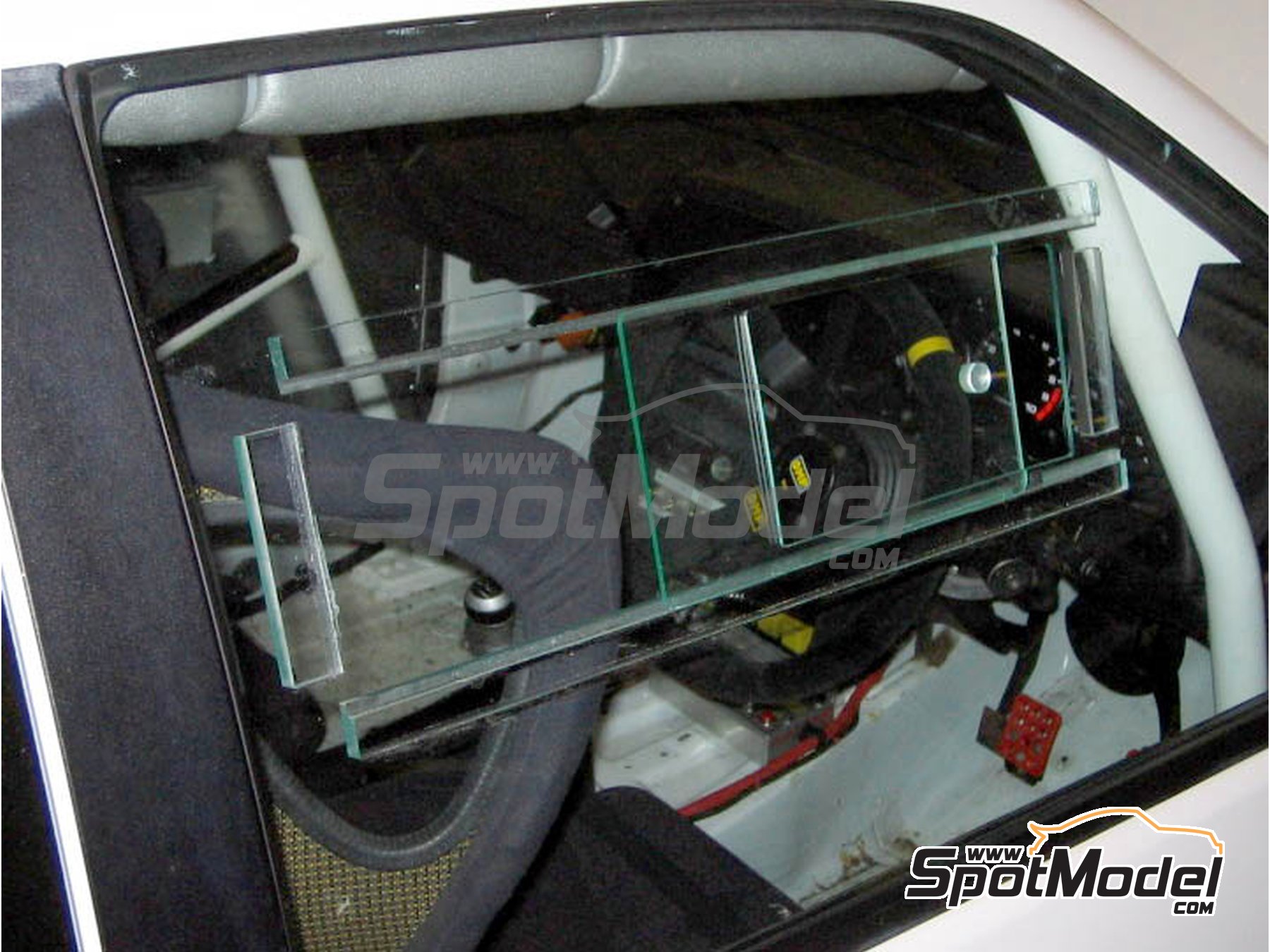 Image 1: Ventanillas de guillotina para cristales de plexiglass | Calcas de agua en escala&nbsp;1/24 fabricado por Renaissance Models (ref.&nbsp;24GUI)