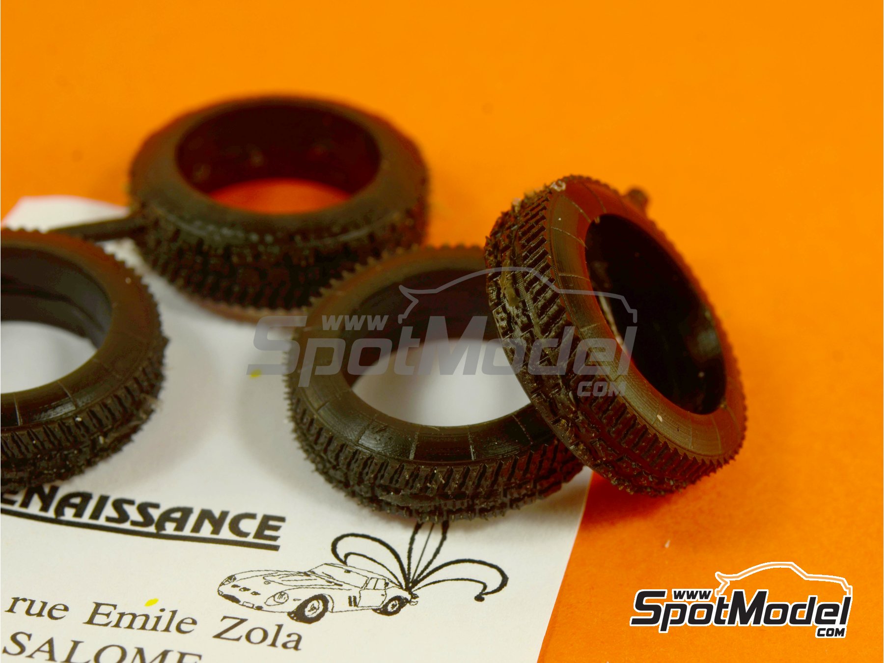 Image 1: 15 inches snow asymmetric tyres | Tyre set in 1/24 scale manufactured by Renaissance Models (ref.&nbsp;24PNN2)