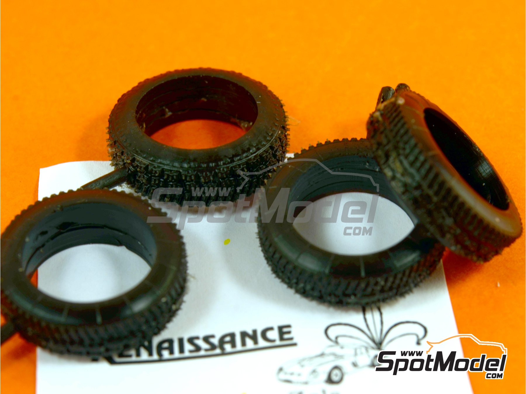 Image 2: 15 inches snow asymmetric tyres | Tyre set in 1/24 scale manufactured by Renaissance Models (ref.&nbsp;24PNN2)