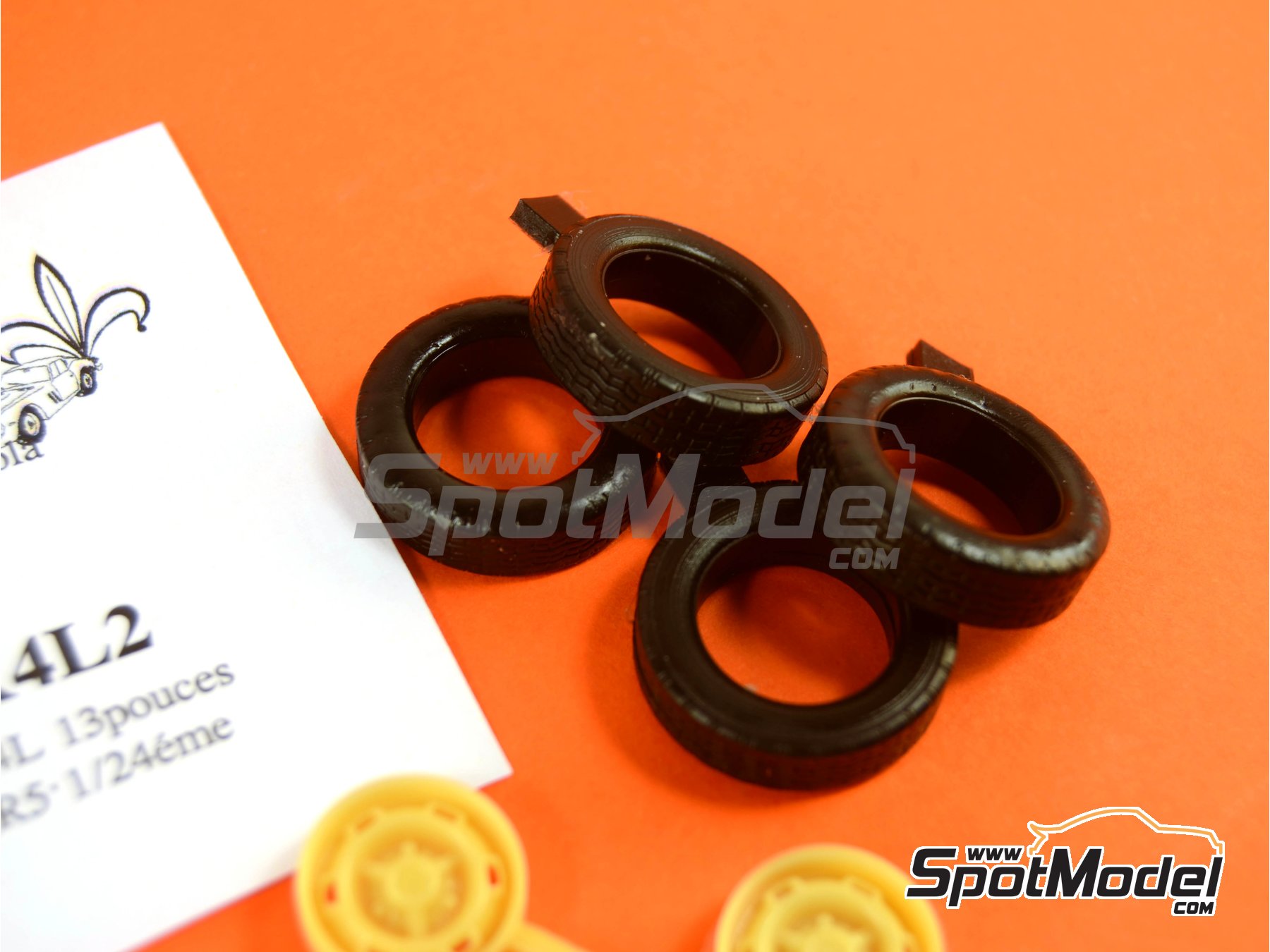 Image 2: Renault 4L | Set de llantas y neum&aacute;ticos en escala&nbsp;1/24 fabricado por Renaissance Models (ref.&nbsp;24R4L2)