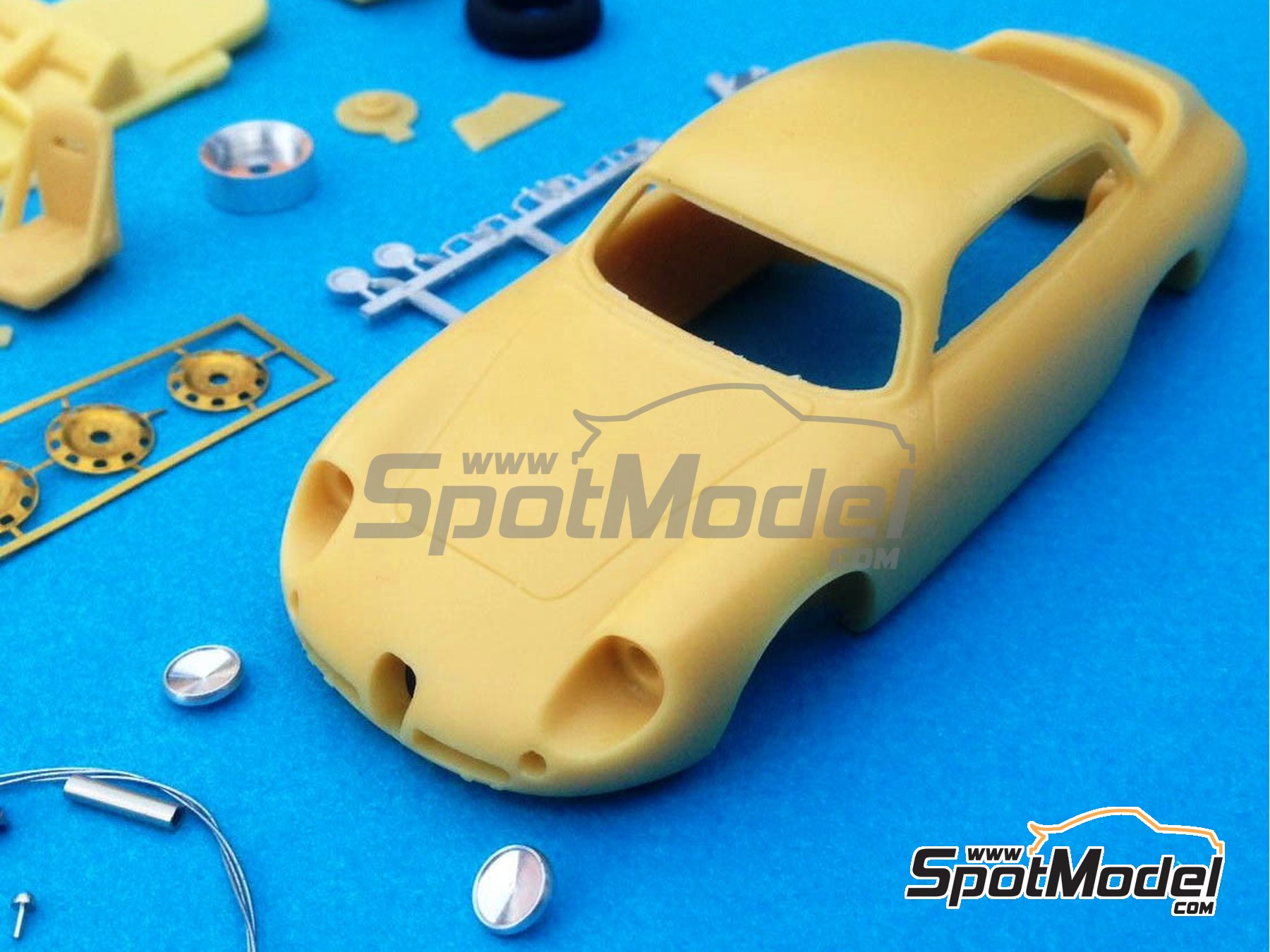 Image 2: Alfa Romeo Giulietta SZ Coda Tronca Scuderia Sant Ambroeus, Martini-Rossi Racing Team - 12 Hours Sebring, 24 Hours Le Mans, Targa Florio 1962 | Car scale model kit in 1/43 scale manufactured by Renaissance Models (ref. 43-54, also 43/54)