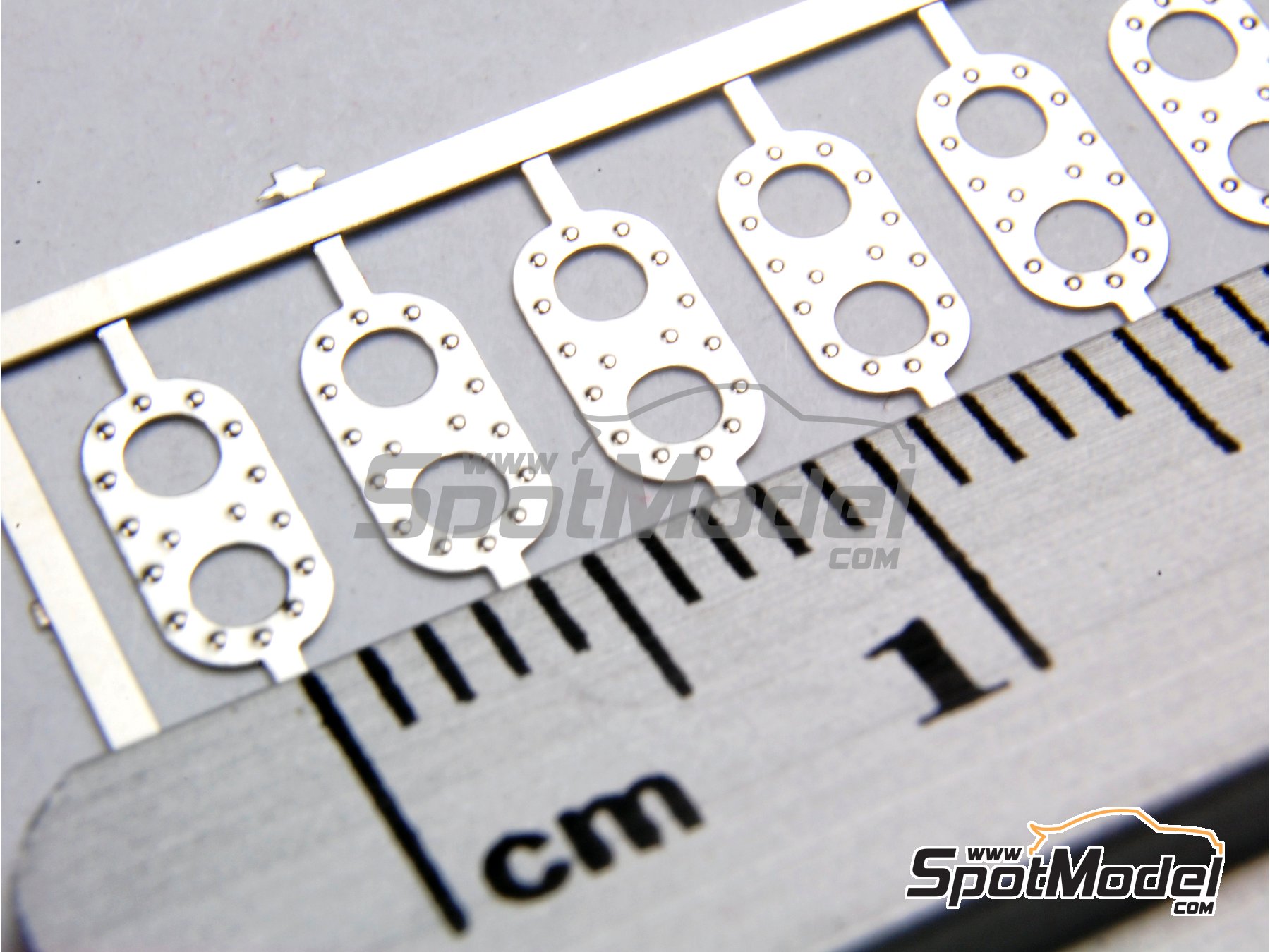 Image 3: Double fuel intake | Petrol Caps in 1/43 scale manufactured by Renaissance Models (ref.&nbsp;DFF)