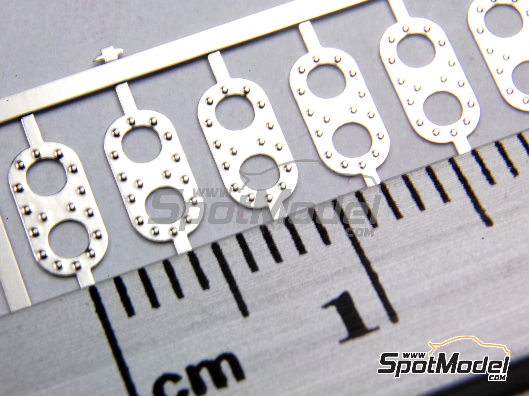 Image 5: Double fuel intake | Petrol Caps in 1/43 scale manufactured by Renaissance Models (ref.&nbsp;DFF)