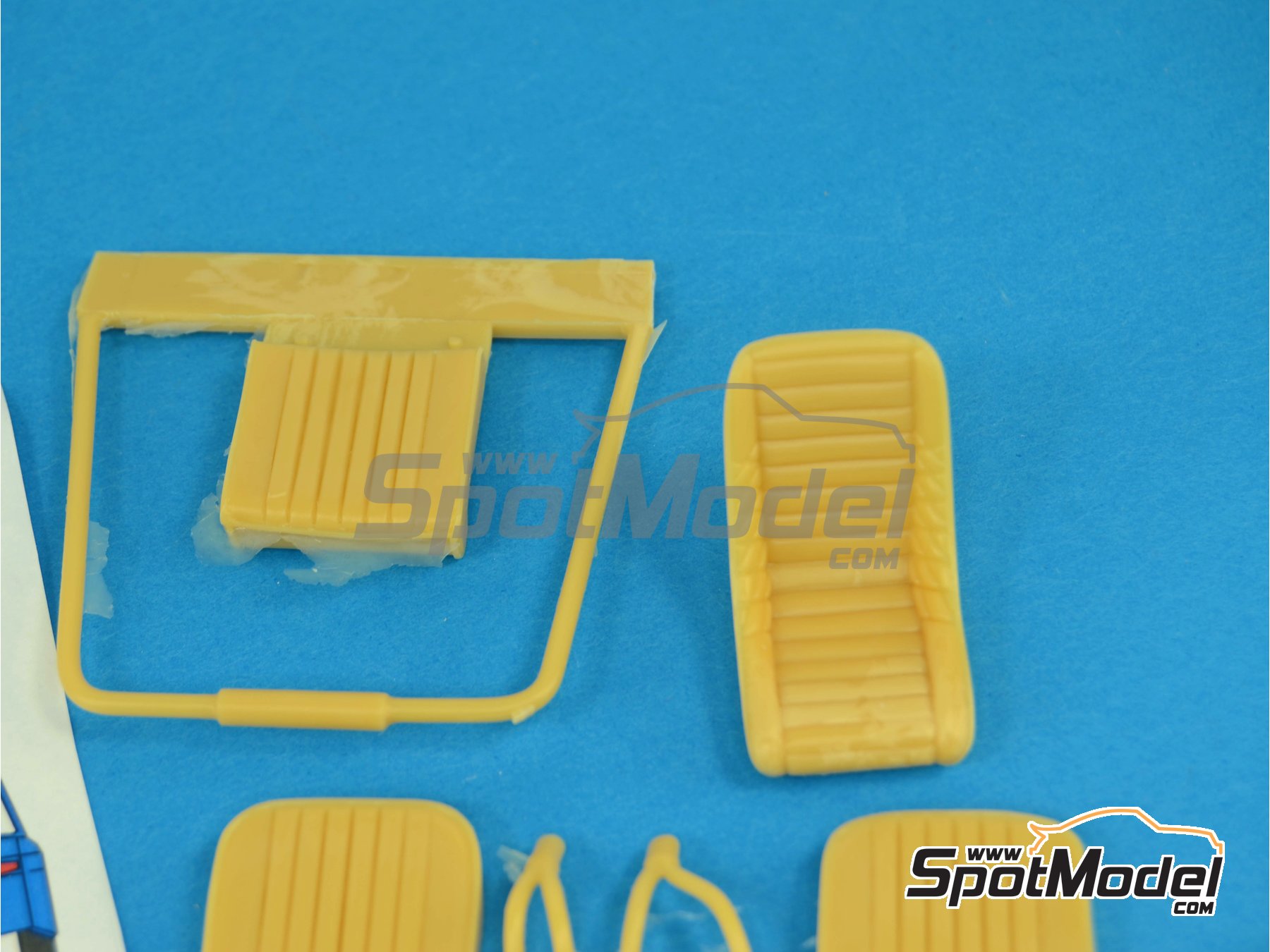 Image 2: Renault R8 Gordini | Transkit en escala&nbsp;1/24 fabricado por Renaissance Models (ref.&nbsp;TK24-334, tambien TK24/334)