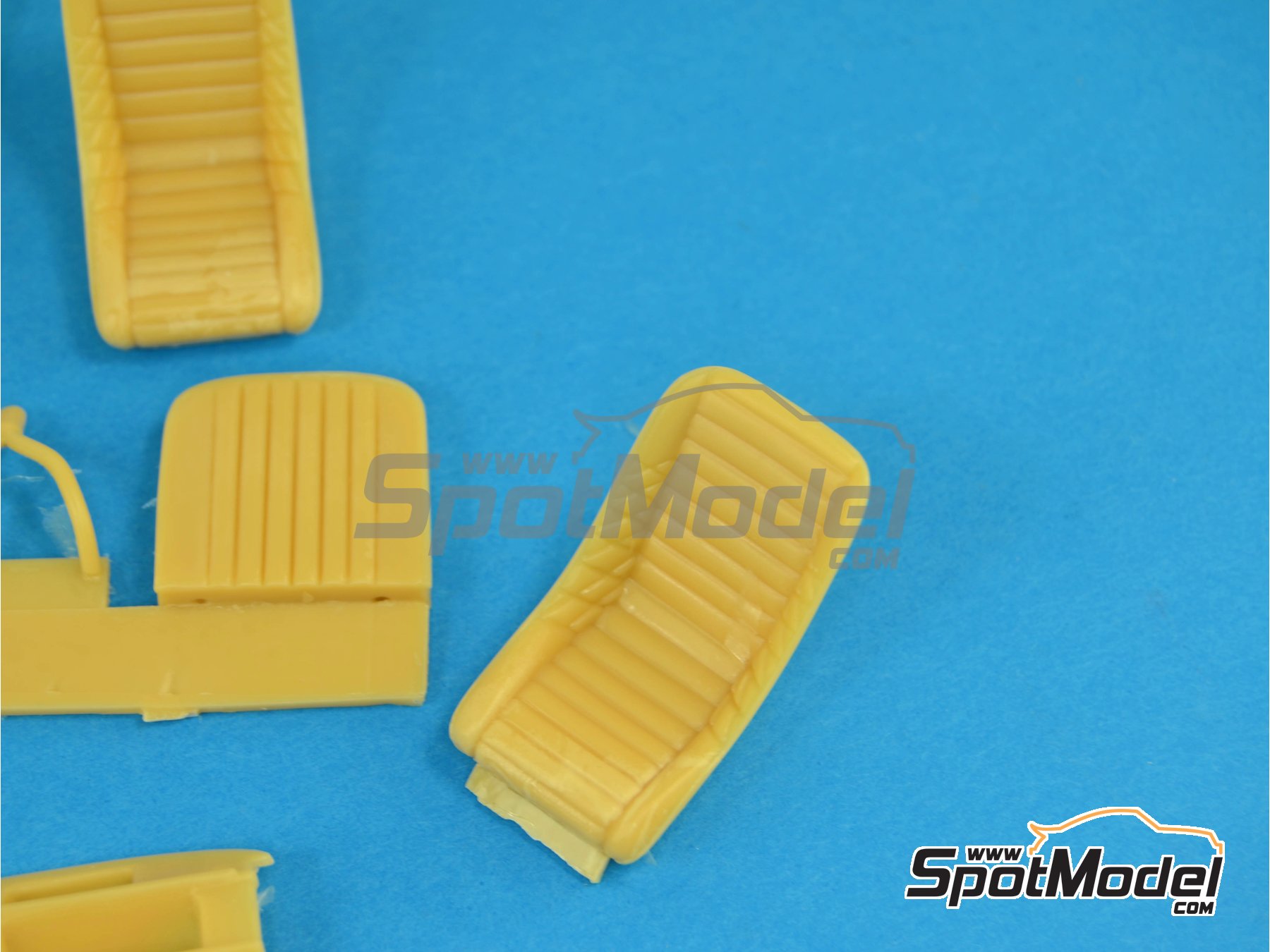 Image 3: Renault R8 Gordini | Transkit en escala&nbsp;1/24 fabricado por Renaissance Models (ref.&nbsp;TK24-334, tambien TK24/334)