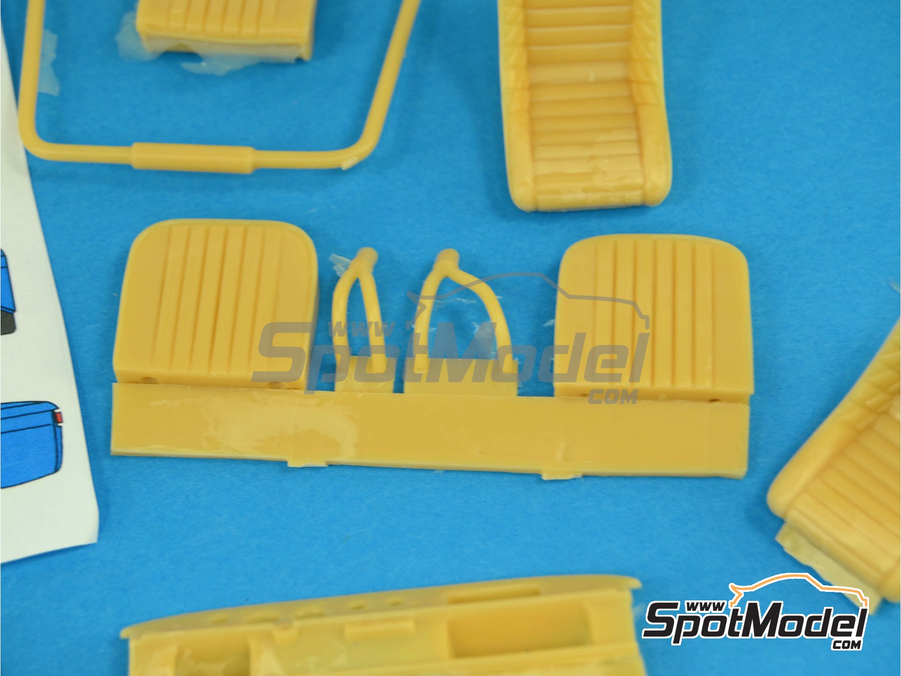 Image 4: Renault R8 Gordini | Transkit en escala&nbsp;1/24 fabricado por Renaissance Models (ref.&nbsp;TK24-334, tambien TK24/334)