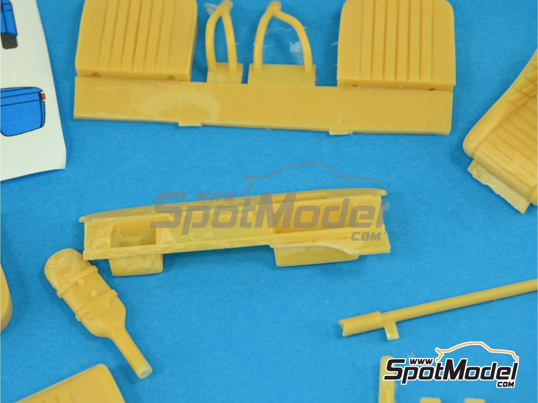 Image 5: Renault R8 Gordini | Transkit en escala&nbsp;1/24 fabricado por Renaissance Models (ref.&nbsp;TK24-334, tambien TK24/334)