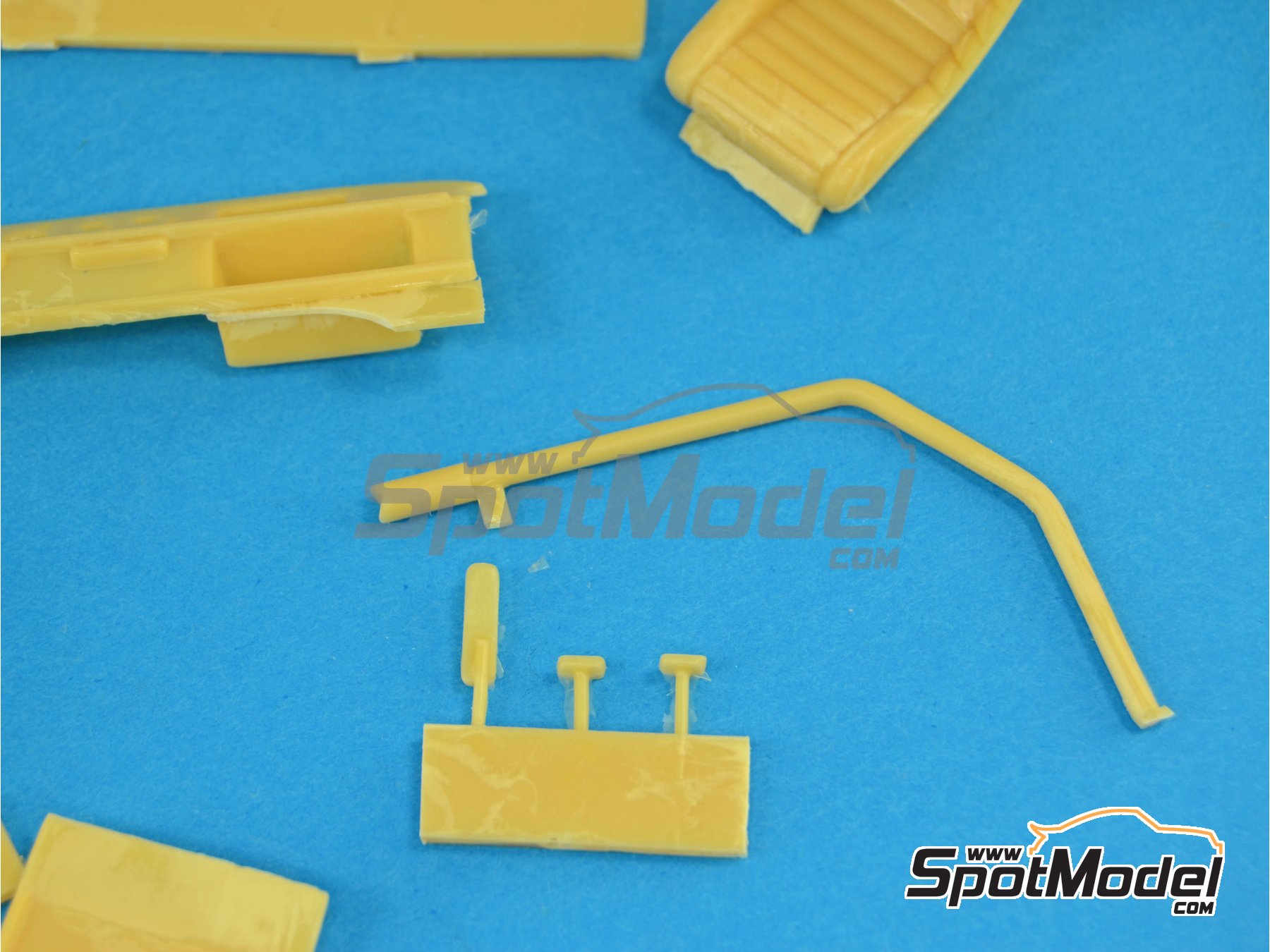 Image 6: Renault R8 Gordini | Transkit en escala&nbsp;1/24 fabricado por Renaissance Models (ref.&nbsp;TK24-334, tambien TK24/334)