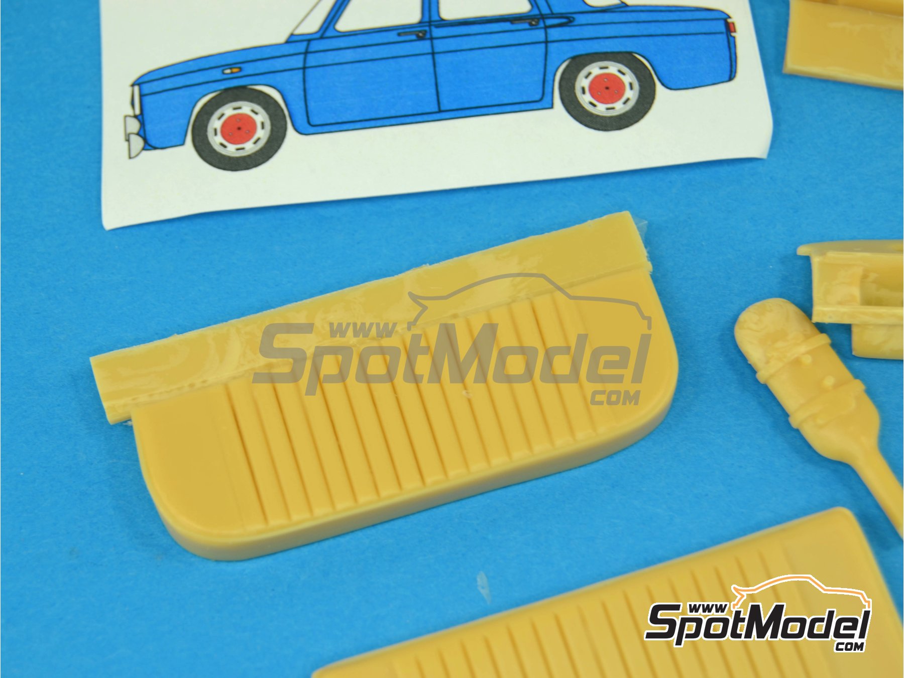 Image 7: Renault R8 Gordini | Transkit en escala&nbsp;1/24 fabricado por Renaissance Models (ref.&nbsp;TK24-334, tambien TK24/334)