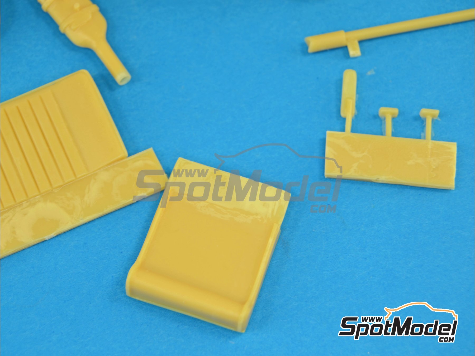 Image 9: Renault R8 Gordini | Transkit en escala&nbsp;1/24 fabricado por Renaissance Models (ref.&nbsp;TK24-334, tambien TK24/334)