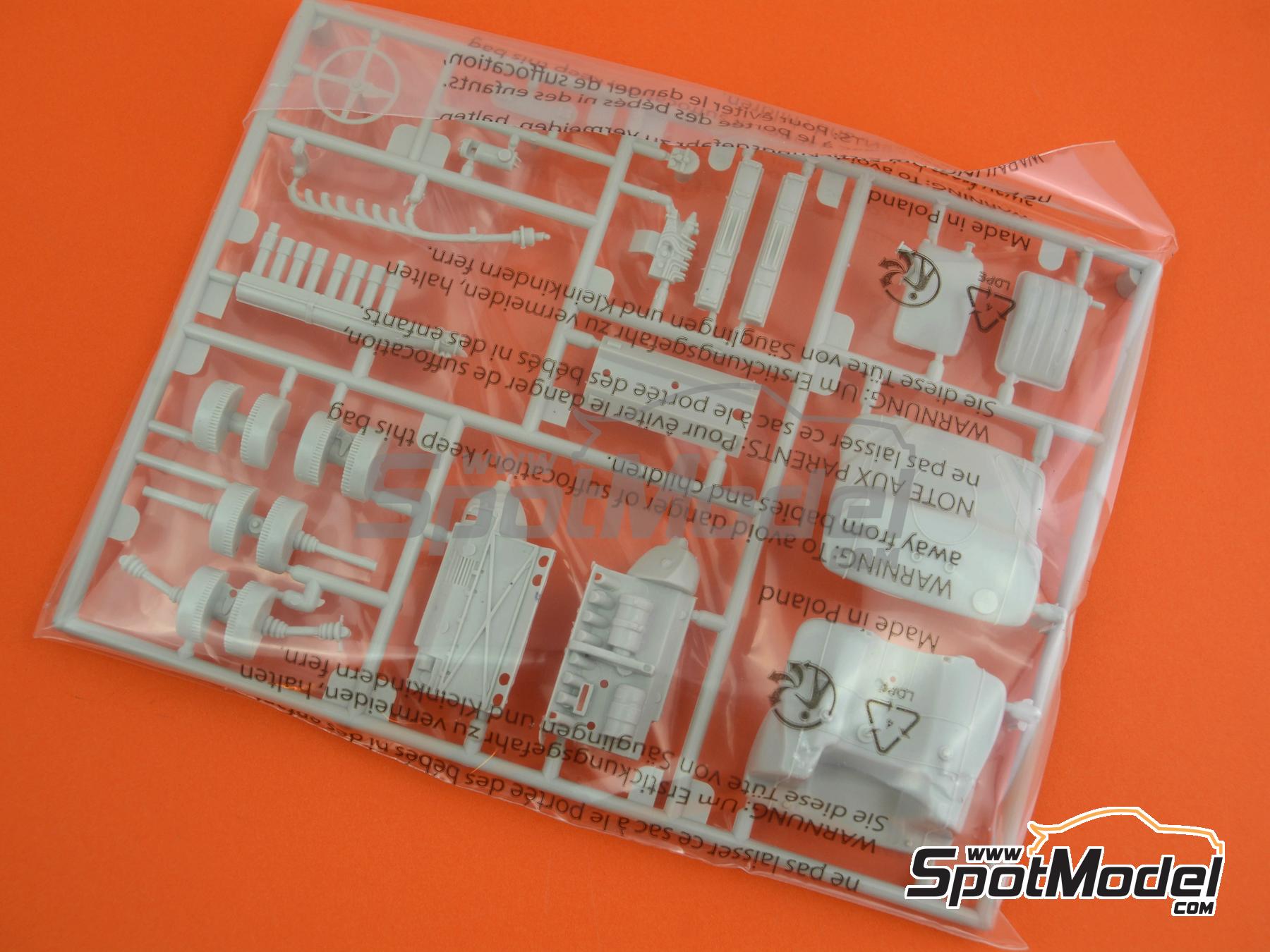 Image 18: Mercedes-Benz 300 SLR Uhlenhaut Coupe -  1955 - 6 x 10ml + 1 x 25gr | Car scale model kit in 1/24 scale manufactured by Revell (ref.&nbsp;REV05633, also 4009803056333 and 05633)