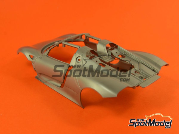 Image 3: Porsche 918 Spyder | Car scale model kit in 1/24 scale manufactured by Revell (ref.&nbsp;REV07026, also 4009803070261, 07026 and 80-7026)