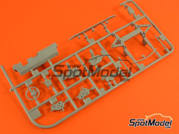 Image 8: Porsche 918 Spyder | Car scale model kit in 1/24 scale manufactured by Revell (ref.&nbsp;REV07026, also 4009803070261, 07026 and 80-7026)