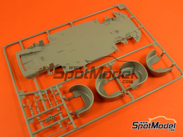 Image 10: Porsche 918 Spyder | Car scale model kit in 1/24 scale manufactured by Revell (ref.&nbsp;REV07026, also 4009803070261, 07026 and 80-7026)