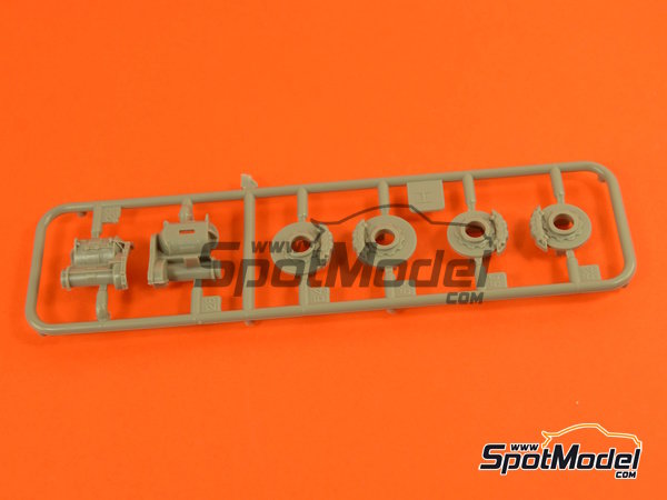 Image 11: Porsche 918 Spyder | Car scale model kit in 1/24 scale manufactured by Revell (ref.&nbsp;REV07026, also 4009803070261, 07026 and 80-7026)