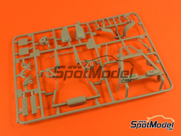 Image 13: Porsche 918 Spyder | Car scale model kit in 1/24 scale manufactured by Revell (ref.&nbsp;REV07026, also 4009803070261, 07026 and 80-7026)