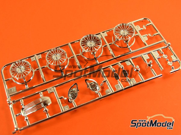 Image 14: Porsche 918 Spyder | Car scale model kit in 1/24 scale manufactured by Revell (ref.&nbsp;REV07026, also 4009803070261, 07026 and 80-7026)