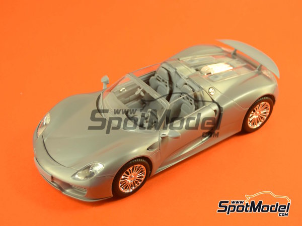 Image 20: Porsche 918 Spyder | Car scale model kit in 1/24 scale manufactured by Revell (ref.&nbsp;REV07026, also 4009803070261, 07026 and 80-7026)