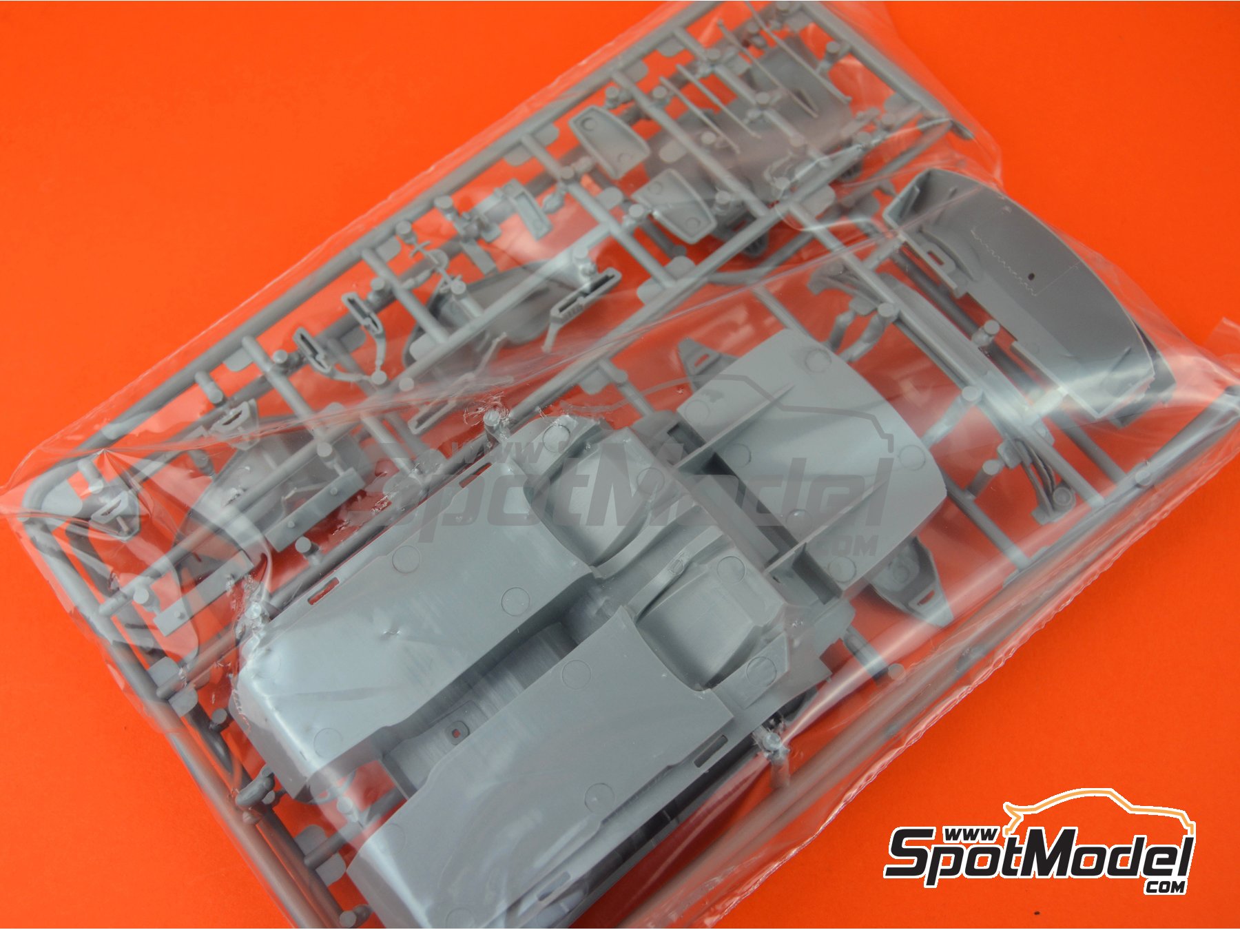 Image 4: Porsche Panamera Turbo | Model car kit in 1/24 scale manufactured by Revell (ref.&nbsp;REV07034, also 07034)