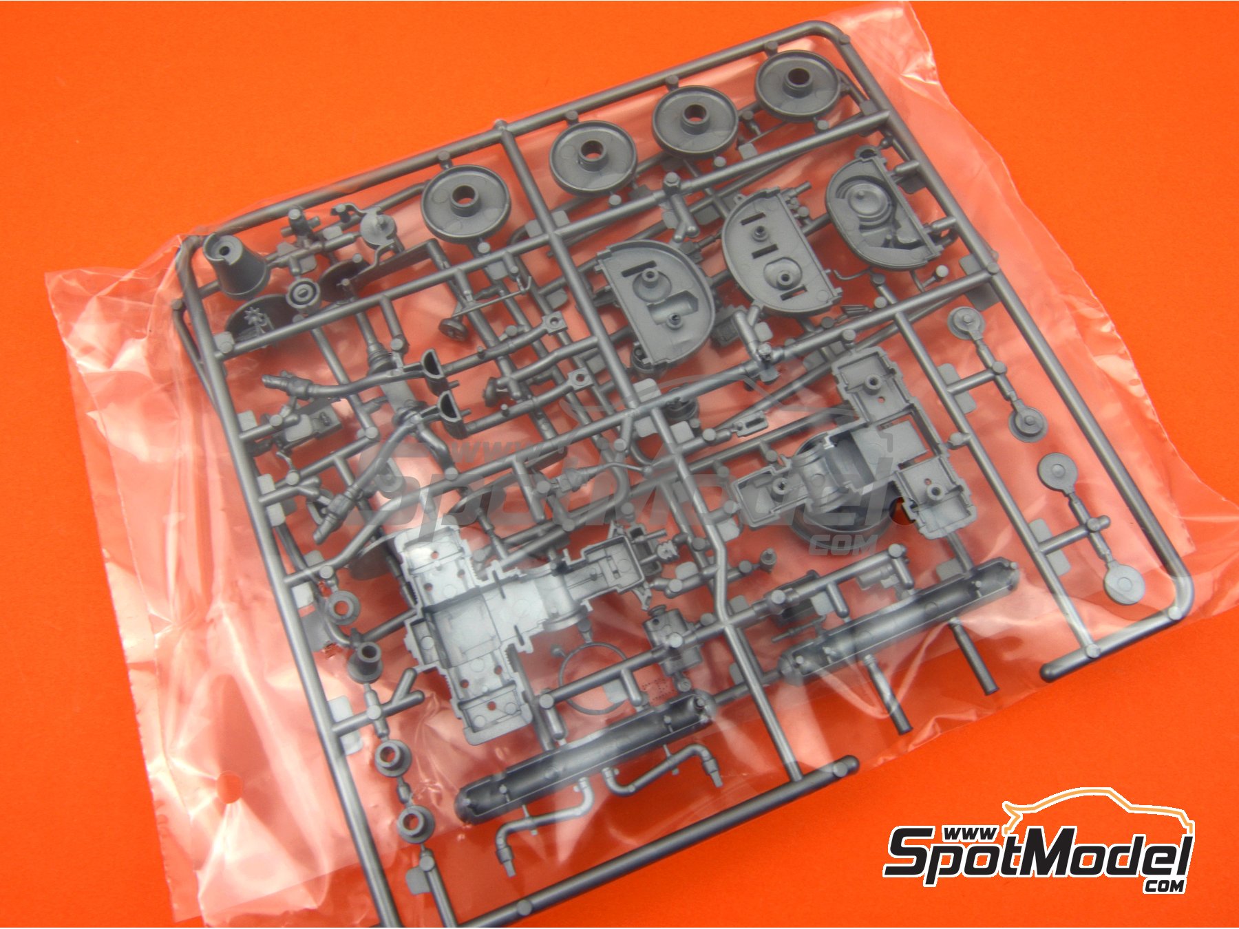 Image 3: Porsche 356 Cabriolet -  1964 | Model car kit in 1/16 scale manufactured by Revell (ref.&nbsp;REV07043, also 4009803070438)