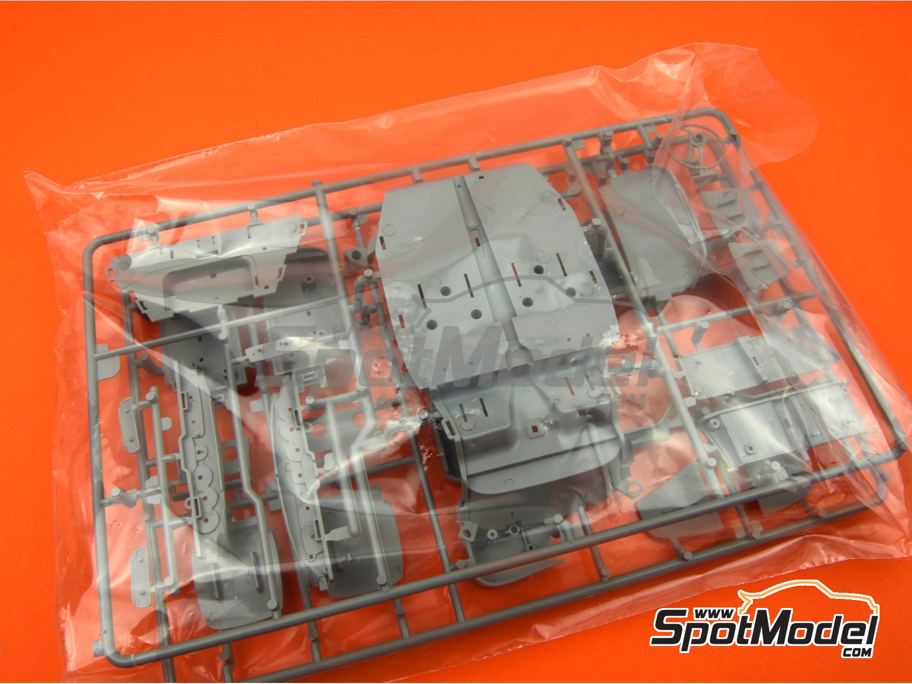 Image 6: Porsche 356 Cabriolet -  1964 | Model car kit in 1/16 scale manufactured by Revell (ref.&nbsp;REV07043, also 4009803070438)