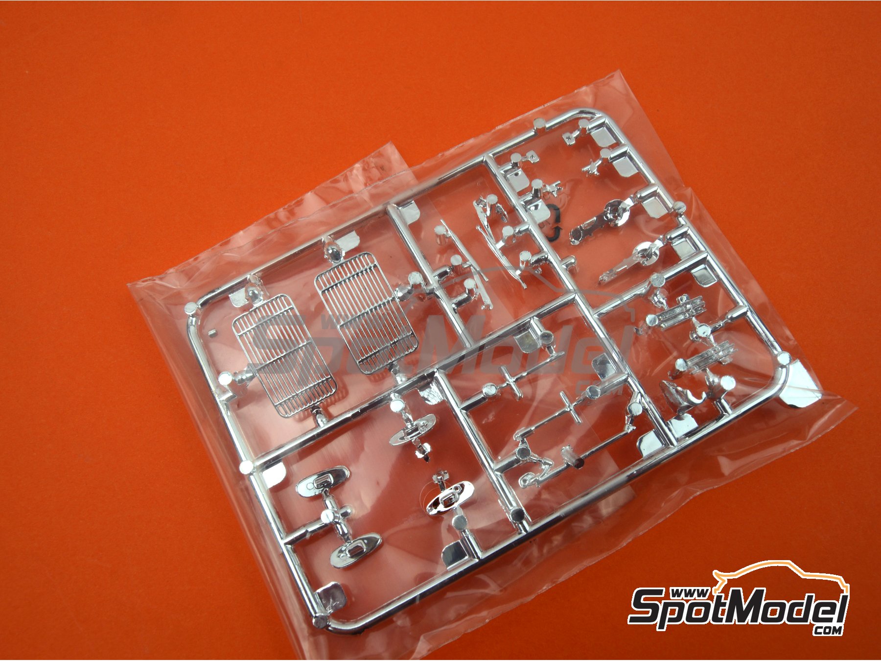 Image 15: Porsche 356 Cabriolet -  1964 | Model car kit in 1/16 scale manufactured by Revell (ref.&nbsp;REV07043, also 4009803070438)