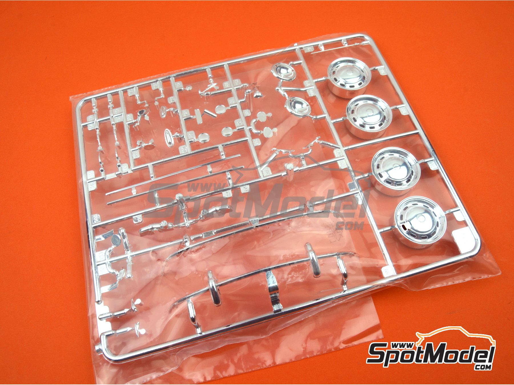 Image 16: Porsche 356 Cabriolet -  1964 | Model car kit in 1/16 scale manufactured by Revell (ref.&nbsp;REV07043, also 4009803070438)