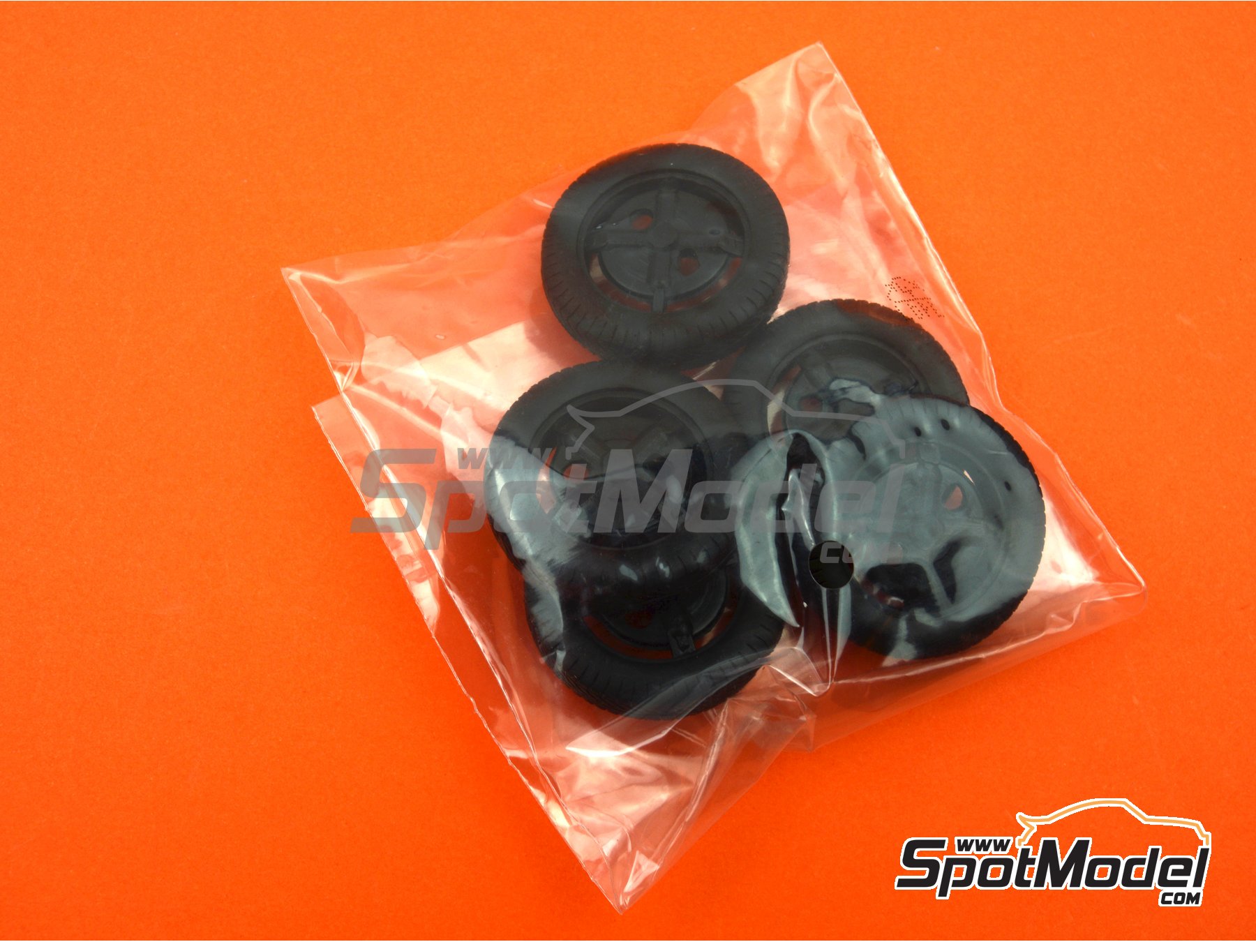 Image 20: Porsche 356 Cabriolet -  1964 | Model car kit in 1/16 scale manufactured by Revell (ref.&nbsp;REV07043, also 4009803070438)