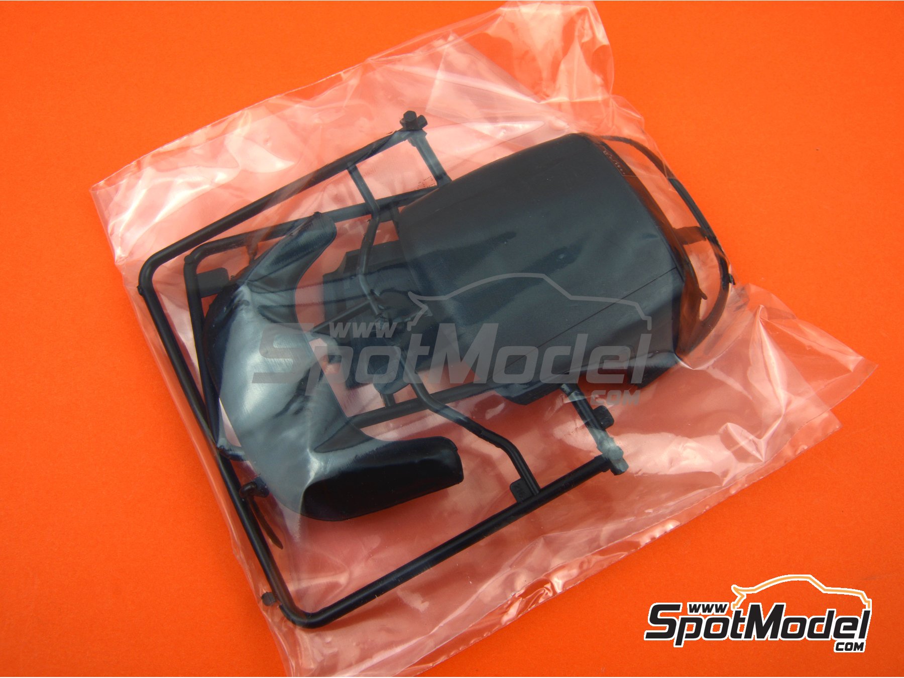 Image 21: Porsche 356 Cabriolet -  1964 | Model car kit in 1/16 scale manufactured by Revell (ref.&nbsp;REV07043, also 4009803070438)