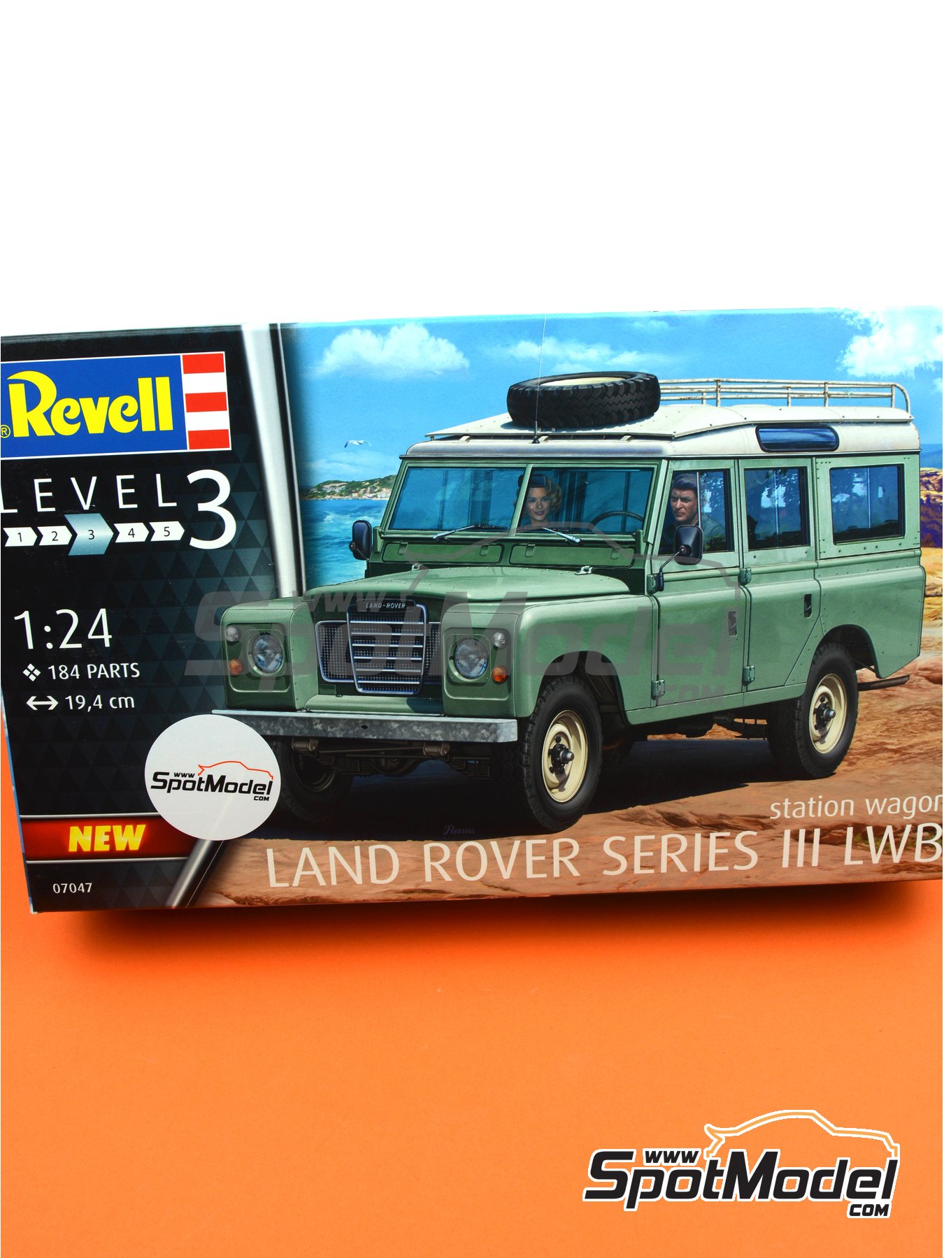 Land Rover Serie III LWB Station Wagon. Model car kit in 1/24 scale  manufactured by Revell (ref. REV07047, also 4009803070476 and 07047)