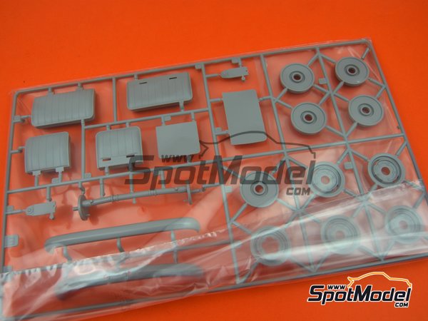 Image 8: Volkswagen Transporter  T1 Kastenwagen Porsche Renndienst | Model van kit in 1/16 scale manufactured by Revell (ref.&nbsp;REV07049, also 07049, REV7049 and 4009803070490)