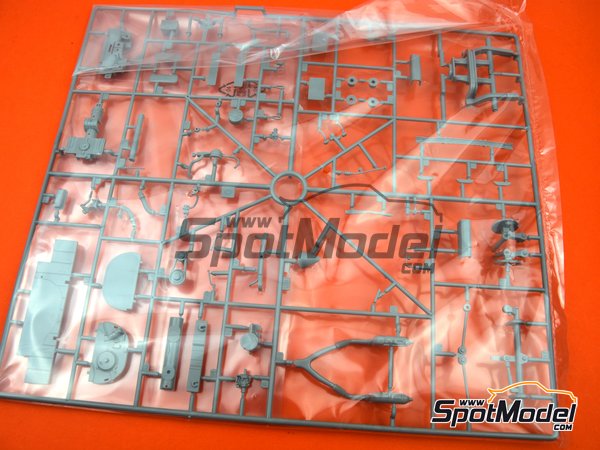 Image 13: Volkswagen Transporter  T1 Kastenwagen Porsche Renndienst | Model van kit in 1/16 scale manufactured by Revell (ref.&nbsp;REV07049, also 07049, REV7049 and 4009803070490)