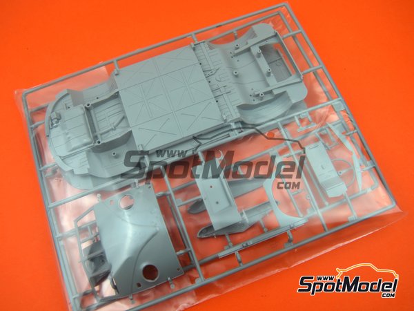 Image 15: Volkswagen Transporter  T1 Kastenwagen Porsche Renndienst | Model van kit in 1/16 scale manufactured by Revell (ref.&nbsp;REV07049, also 07049, REV7049 and 4009803070490)